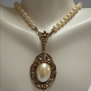 Vintage Elegant Pearl and Gold Pendant Necklace